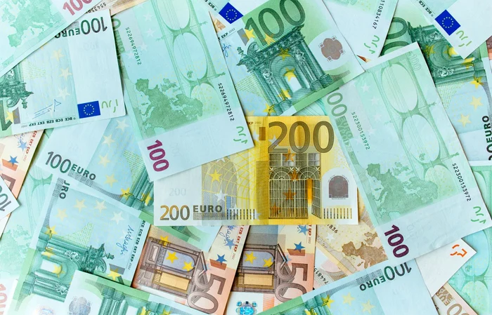 Un bărbat a abordat pe internet 13 femei și le-a convins să îi dea 170.000 de euro / Foto: Freepik