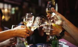 30 de întrebări pentru un Crăciun care unește pahare care se ciocnesc jpg