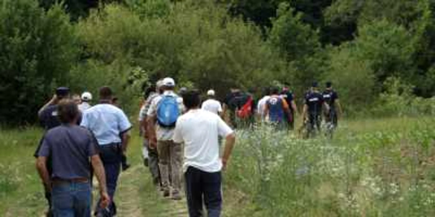 Oamenii legii împreună cu localnicii, în căutarea bătrânului dispărut FOTO Corina Macavei