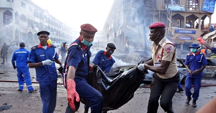 Atacul a avut loc chiar în momentul în care mai mulţi localnici se adunau pentru a viziona meciul de fotbal Nigeria-Argentina FOTO: AP