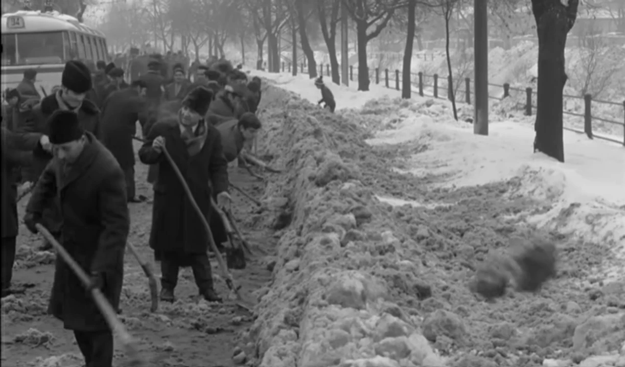 Români scoși să curețe zăpada FOTO captură video