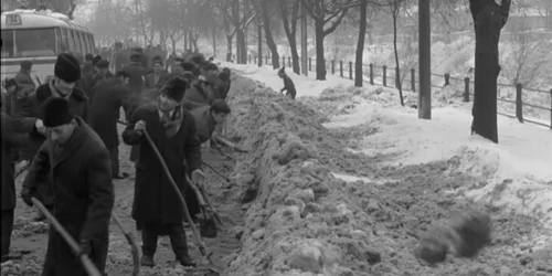 Oameni care dau zăpada de pe drum FOTO captură video png