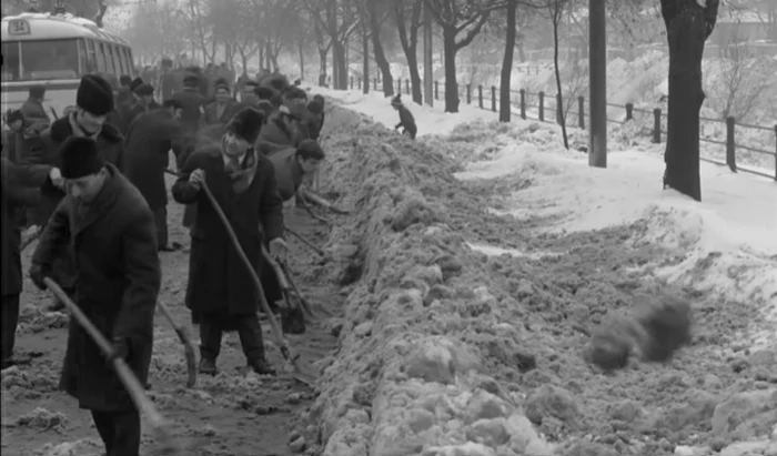 Români scoși să curețe zăpada FOTO captură video
