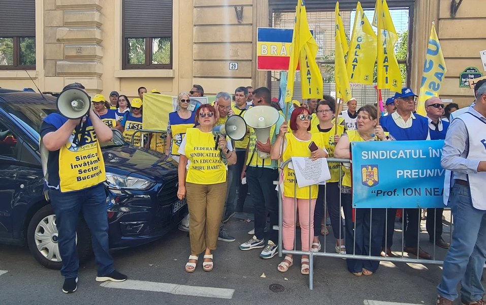 Sindicatele contestă declarațiile lui Bolojan privind norma didactică și continuă protestele din Educație până pe 8 septembrie