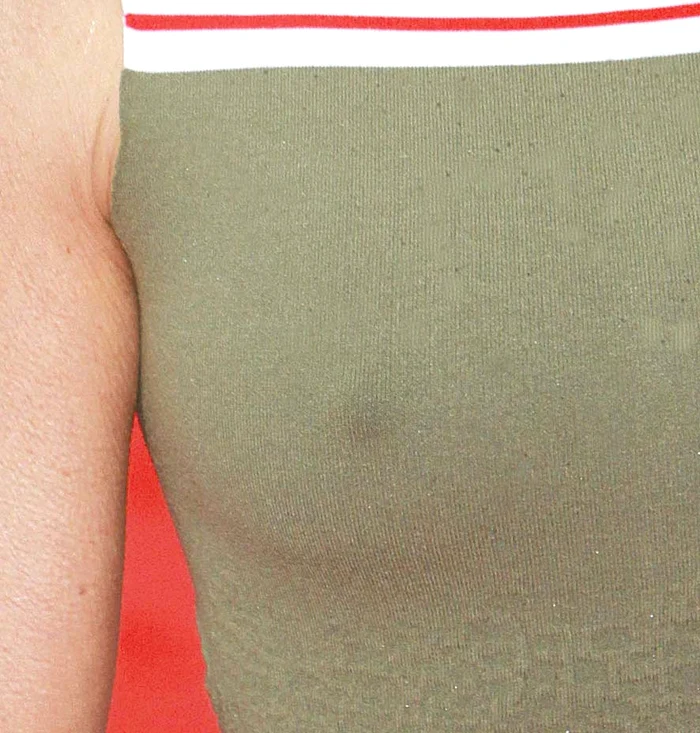 Amanda a făcut furori cu sfârcurile ei care au răsărit nestingherite sub rochia mulată