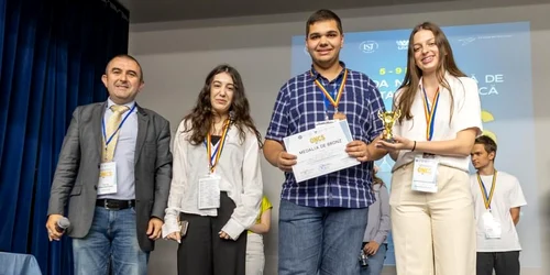 elevii medaliti mana robotica cnim   foto fb cnim jpg