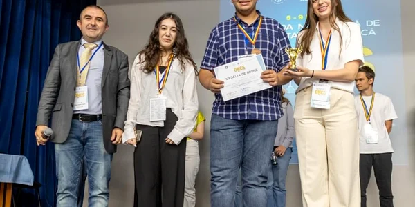 elevii medaliti mana robotica cnim   foto fb cnim jpg