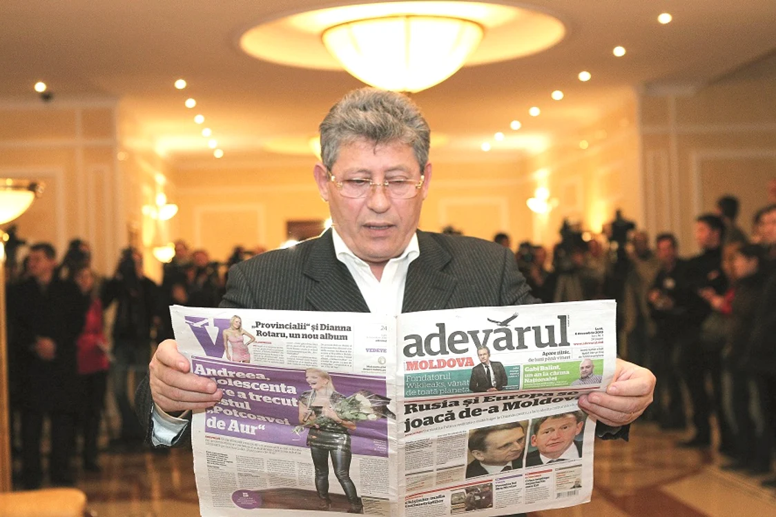 Mihai Ghimpu răsfoieşte primul număr al ziarului „Adevărul“