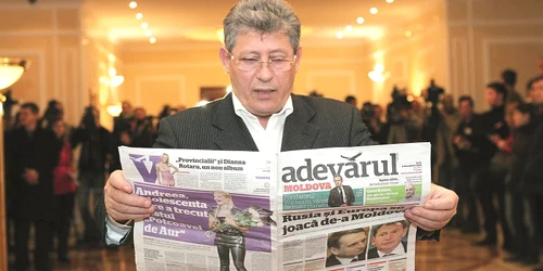Mihai Ghimpu răsfoieşte primul număr al ziarului „Adevărul“