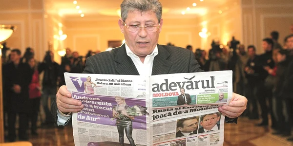Mihai Ghimpu răsfoieşte primul număr al ziarului „Adevărul“