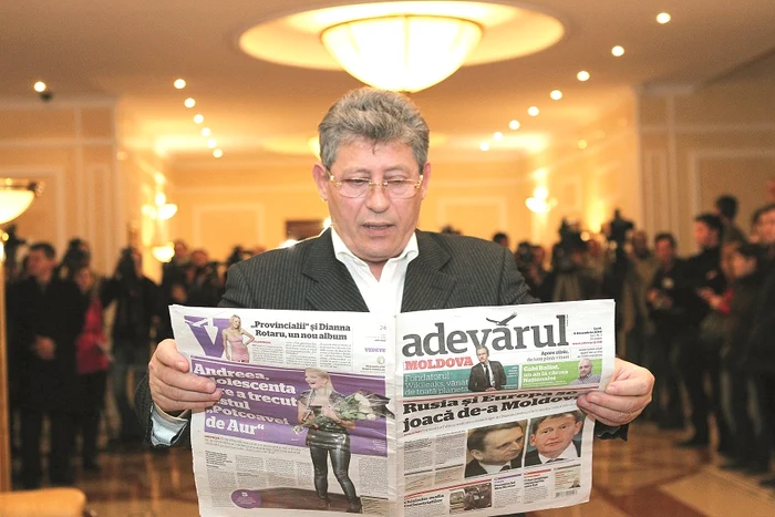 Mihai Ghimpu răsfoieşte primul număr al ziarului „Adevărul“