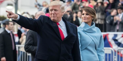 Donald Trump și soția sa, Melania, la ceremonia de învestire din 2017 (© Pvt. Gabriel Silva / U.S. Army / Wikimedia Commons)