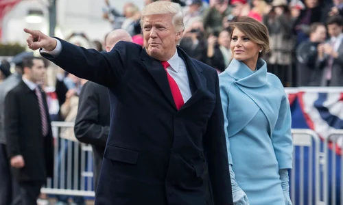 Donald Trump și soția sa, Melania, la ceremonia de învestire din 2017 (© Pvt. Gabriel Silva / U.S. Army / Wikimedia Commons)