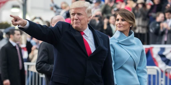 Donald Trump și soția sa, Melania, la ceremonia de învestire din 2017 (© Pvt. Gabriel Silva / U.S. Army / Wikimedia Commons)