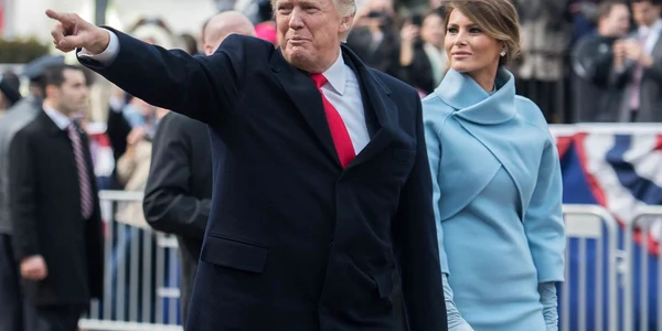 Donald Trump și soția sa, Melania, la ceremonia de învestire din 2017 (© Pvt. Gabriel Silva / U.S. Army / Wikimedia Commons)