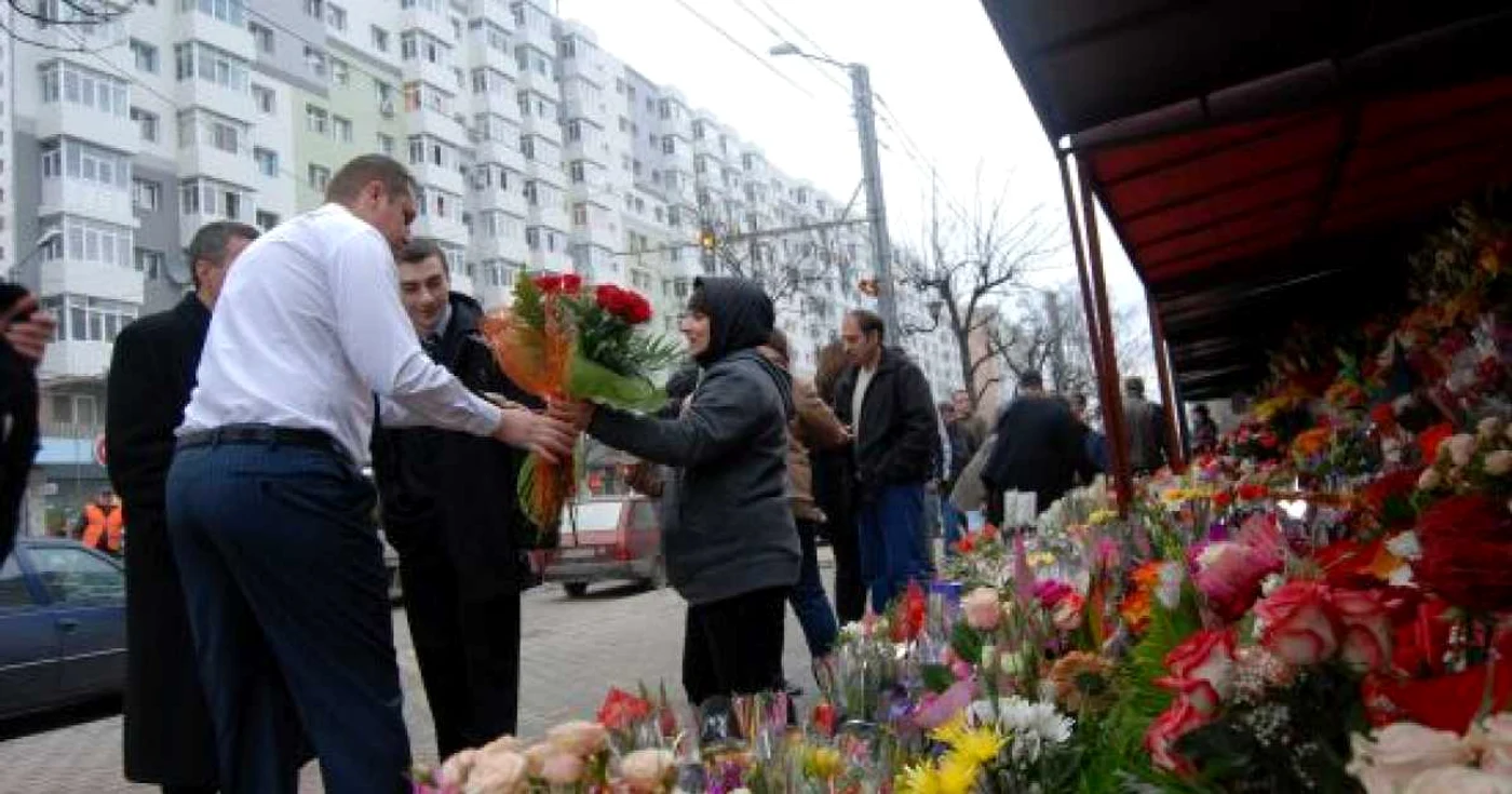 Bărbaţii au luat cu asalt chioşcurile cu flori