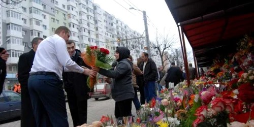Bărbaţii au luat cu asalt chioşcurile cu flori