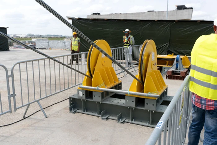 
    Firele cablului principal sunt din oțel   