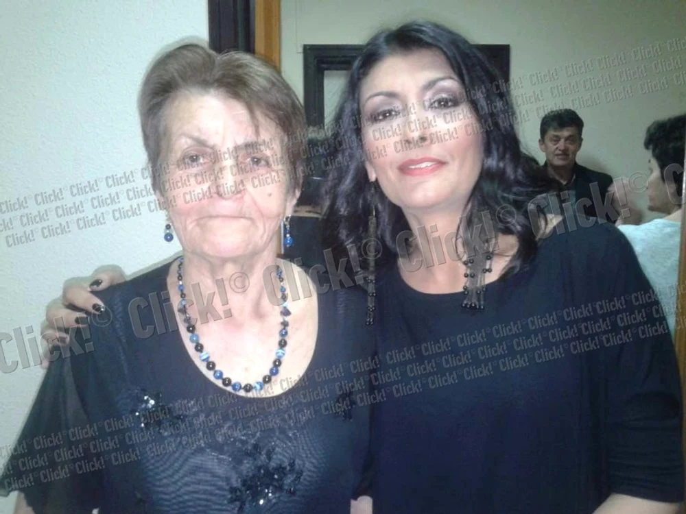 
    Artistul a dedicat câte o piesă mamei şi soţiei lui, Violeta, care va da în curând naştere celui de-al treilea copil al lor  