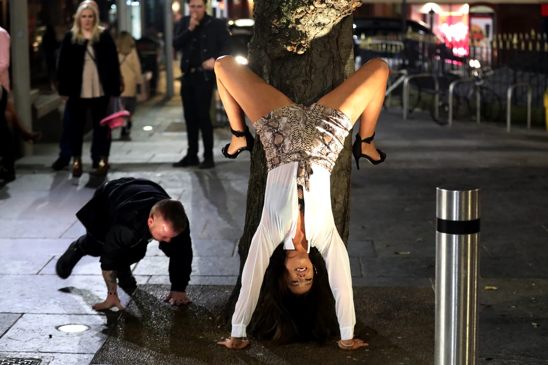 După o noapte de beție, englezii abia se mai ţin pe picioare, iar fetele îşi demonstrează abilităţile de acrobatefoto: Profimedia