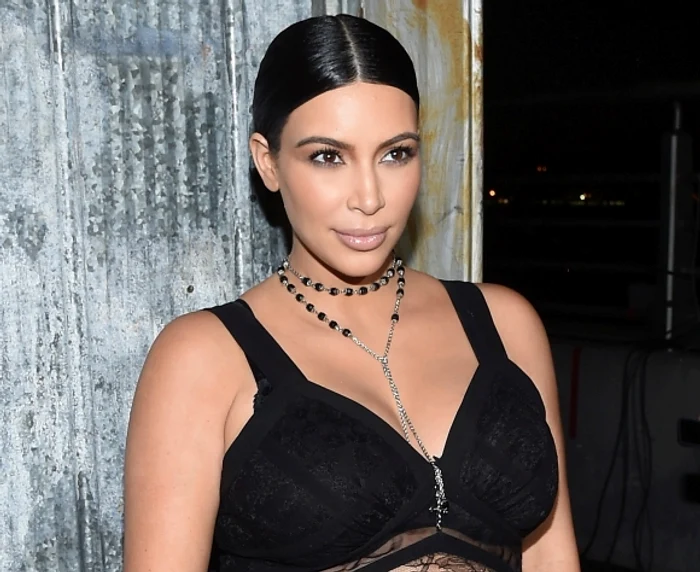 
    Kim Kardashian arată extrem de sexy, chiar dacă a pus câteva kilograme pe eaFoto: Splashnews  