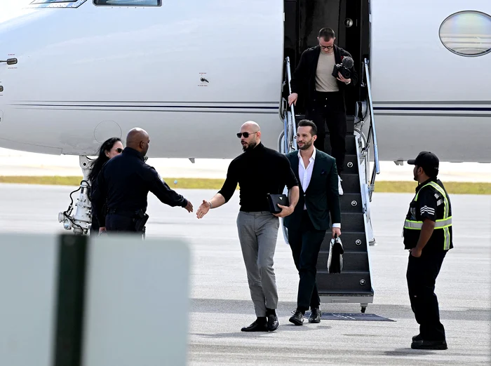 Andrew şi Tristan Tate, la sosirea în Miami. Foto: Profimedia