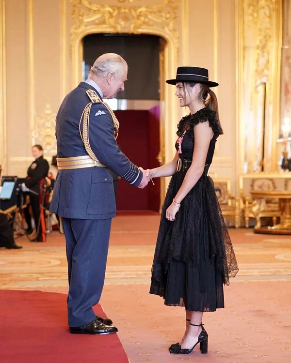 Emma Răducanu dă mâna cu regele Charles al III-lea Foto Facebook / Emma Răducanu