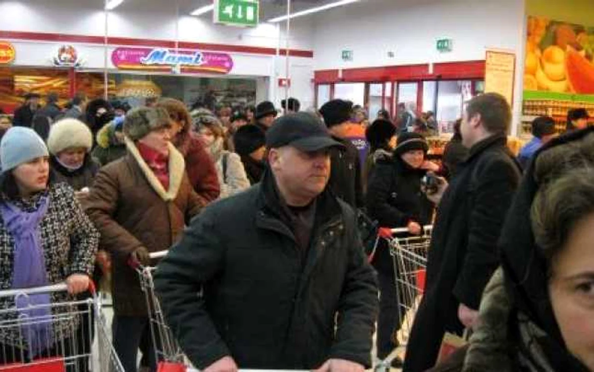 În ajunul sărbătorilor, cumpărăturile se fac până aproape de miezul nopții