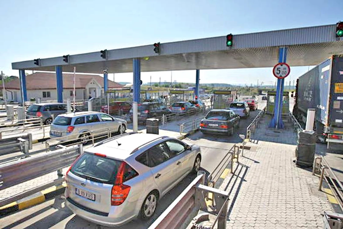 
    Tolea şi-a scos soţia şi băiatul la o plimbare prin staţiuneFoto: Mihai Ionescu /Alex Muscaliu  