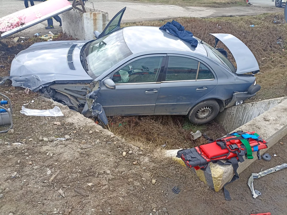 Mașina condusă de tânăr a lovit un cap de pod FOTO: martor