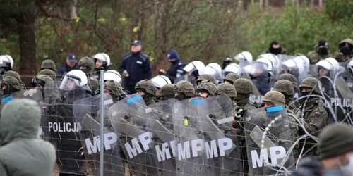 Soldaţii polonezi la graniţa cu Belarusul încearcă să stopeze valul de migranţi. FOTO EPA-EFE