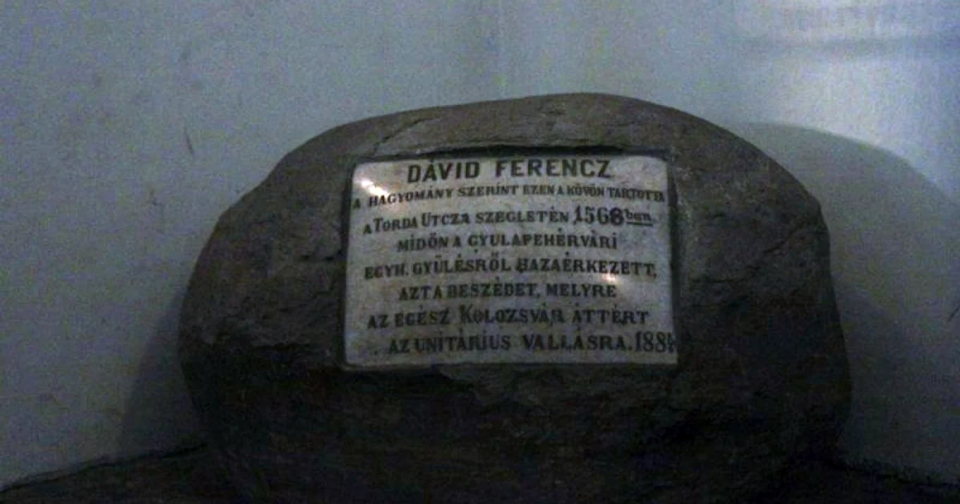 Potrivit tradiţiei clujenilor, aceasta este piatra de pe care David Ferenc a ţinut celebra predică în care majoritatea populaţiei Clujului a trecut la unitarianism.