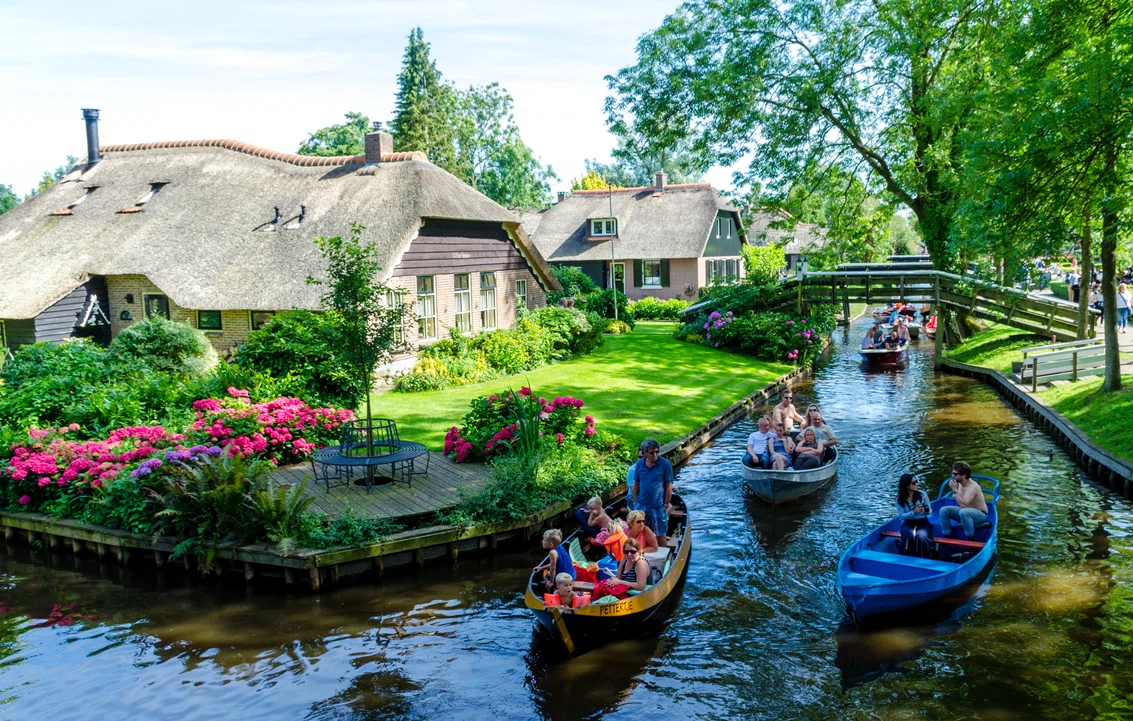 Giethoorn, micul sat fără străzi şi maşini, în care accesul se face cu barca / foto: Shutterstock