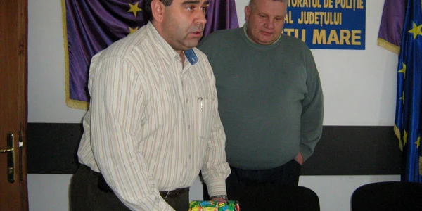 Poliţiştii au prezentat ziariştilor câteva modele de pocnitori considerate ilegale 