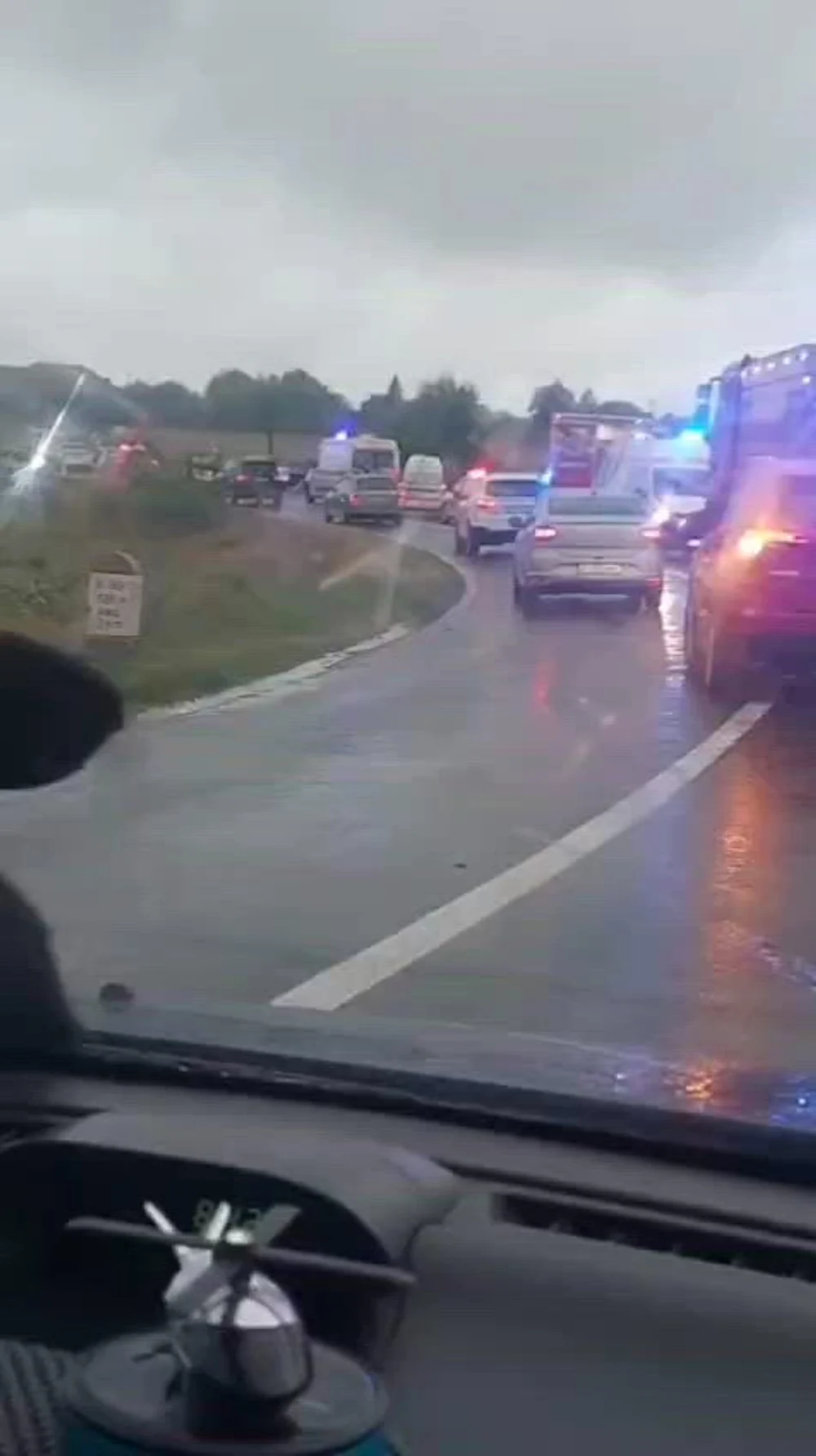 Accident grav în Tulcea: Un tânăr de 19 ani a murit, iar alți cinci au fost răniți după ce mașina în care se aflau a intrat într-un cap de pod