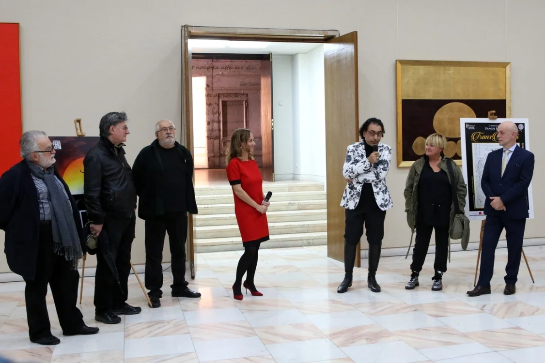 Scenograful Dragoş Buhagiar, alături de invitaţi, la deschiderea expoziţiei sale Transmutaţii, de la Muzeul Naţional de Artă                                             FOTOGRAFII: Mihaela Marin