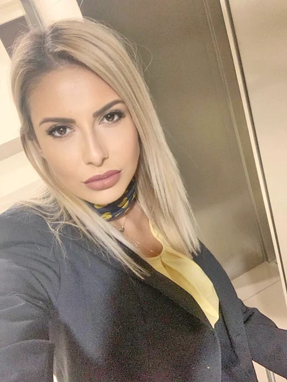 Noemi este stewardesă, iar acum locuieşte la mama ei