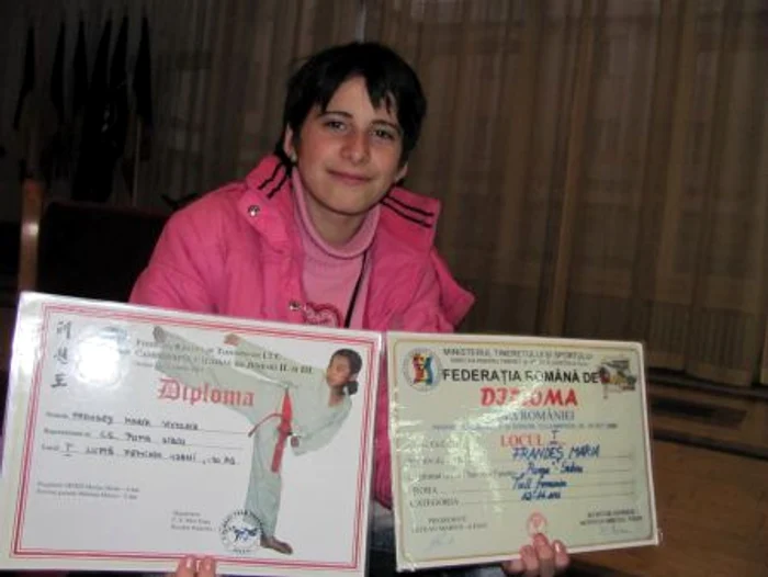 Maria Frandeş îşi petrece adesea serile în gară, aşteptând trenul spre Mârşa