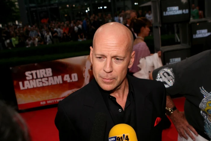 Bruce Willis va da în judecată Apple, cea mai de succes companie americană. FOTO Fotopedia