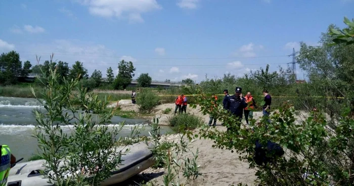 Pescar căutat cu barca de pompieri, după ce s-a înecat în Râul Argeş