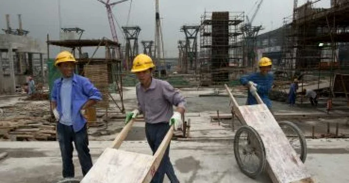 Buzău: Folosirea muncitorilor chinezi reprezintă o soluţie de criză contestată