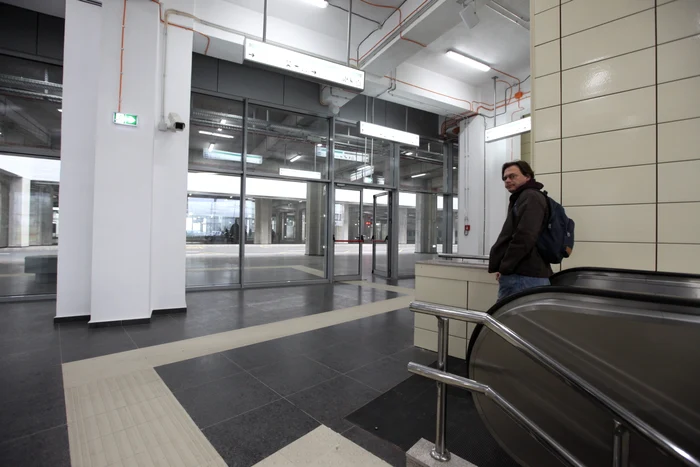 Gura stației de metrou iese direct în parcare