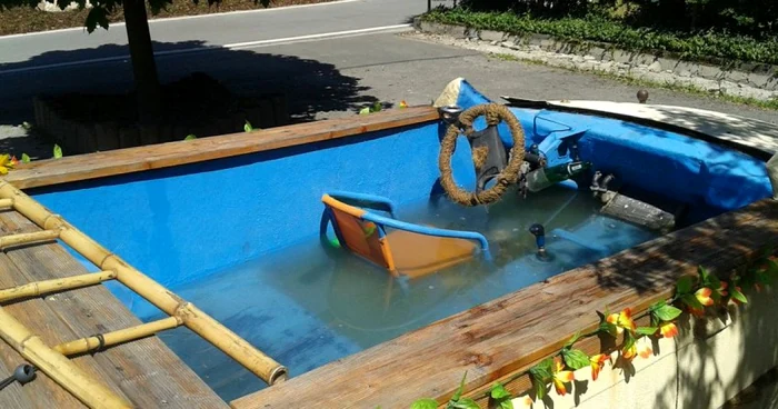 Automobilul-hibrid era sigilat cu un material sintetic, iar interiorul a fost modificat pentru a face loc unei piscine improvizate. FOTO: Der Spiegel