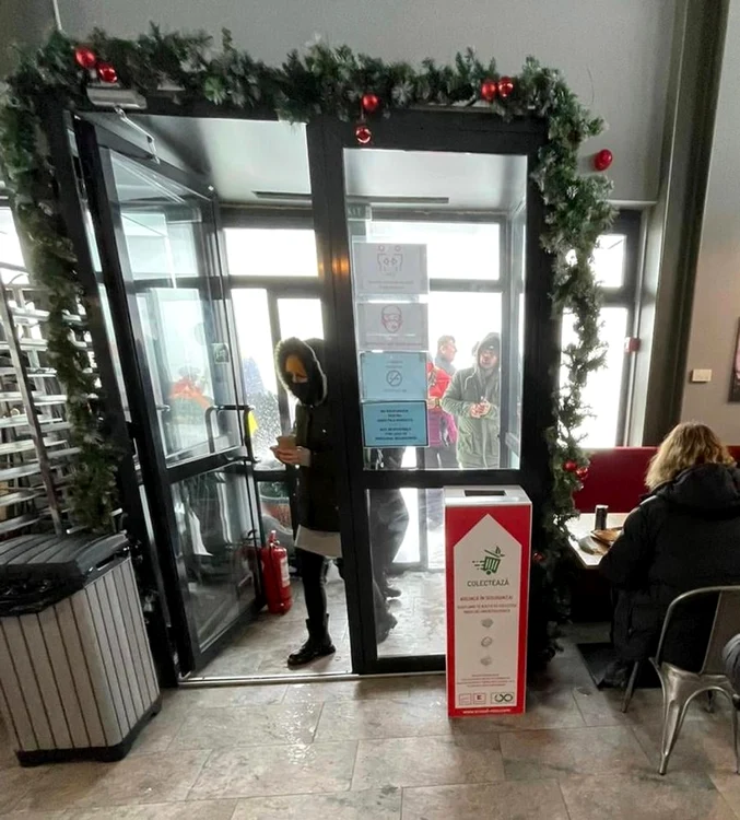 Centre de colectare a măştilor de unică folosinţă au fost amplasate în 13 instituţii importante din Sinaia FOTO Primăria Sinaia
