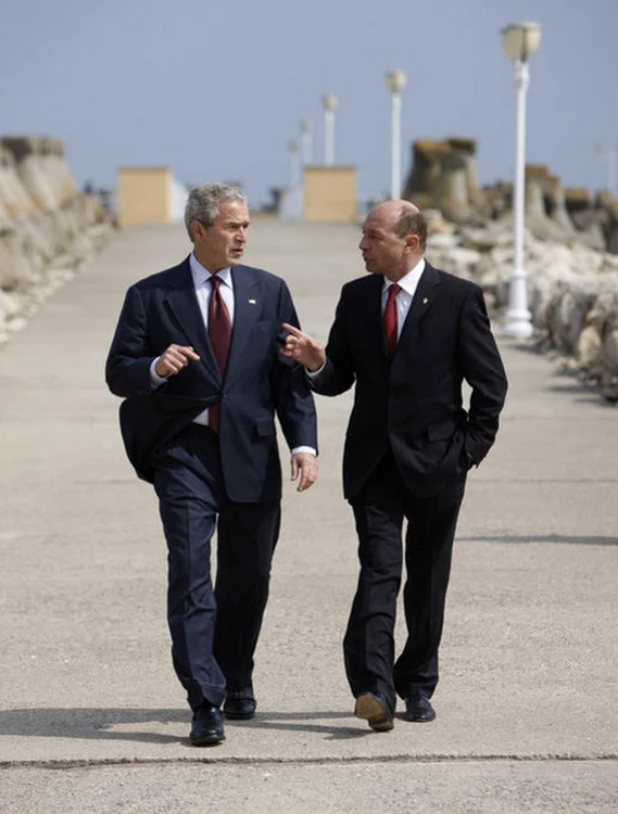 George W. Bush și Traian Băsescu în 2008 lângă vila de la Neptun FOTO Casa Albă/Eric Draper