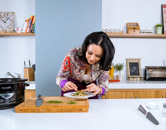 
    Andreea Marin recunoaşte că nu stăpâneşte chiar toate secretele bucătăriei tradiţionale româneştiFoto Arhivă Personală  