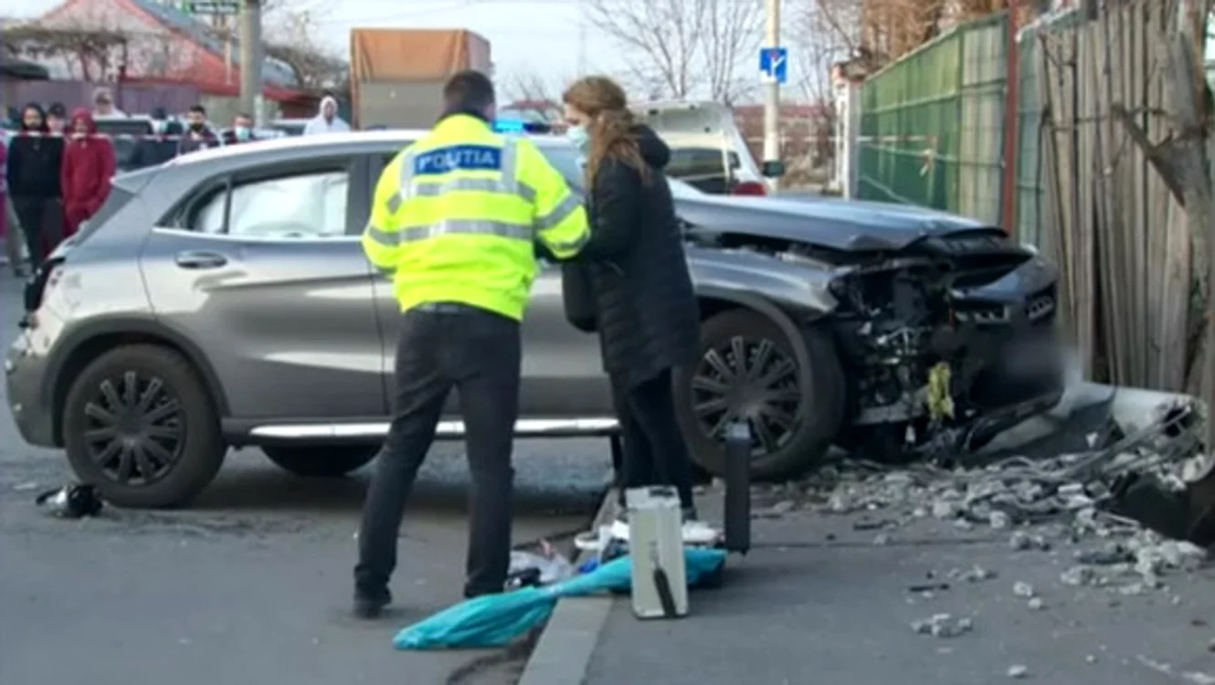 
    Șoferița a trecut cu mașina peste cele două copile aflate pe trotuar  