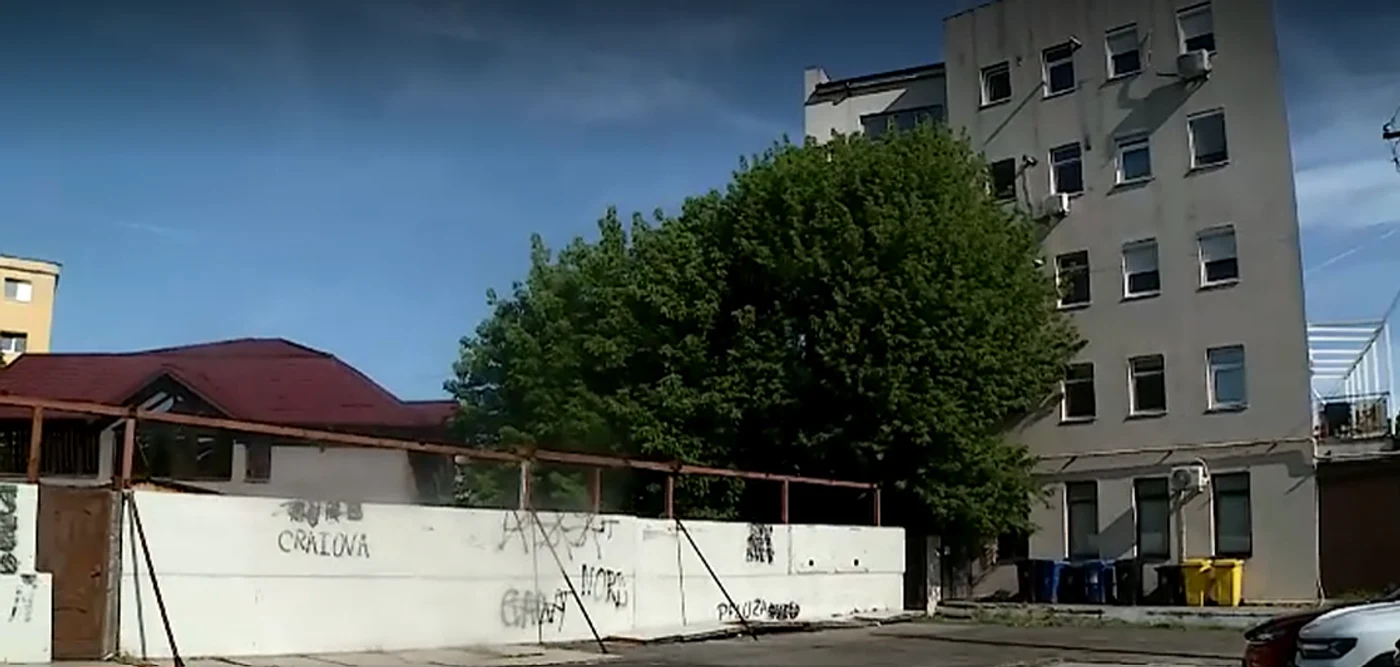 Locatarii unui bloc din Craiova ajung acasă printr-un magazin. FOTO: Știrile Pro TV