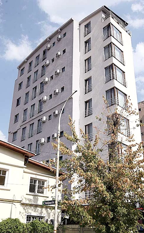 Imobilul situat pe str. Mihai Eminescu dispune de şapte garsoniere şi opt apartamente cu trei camere