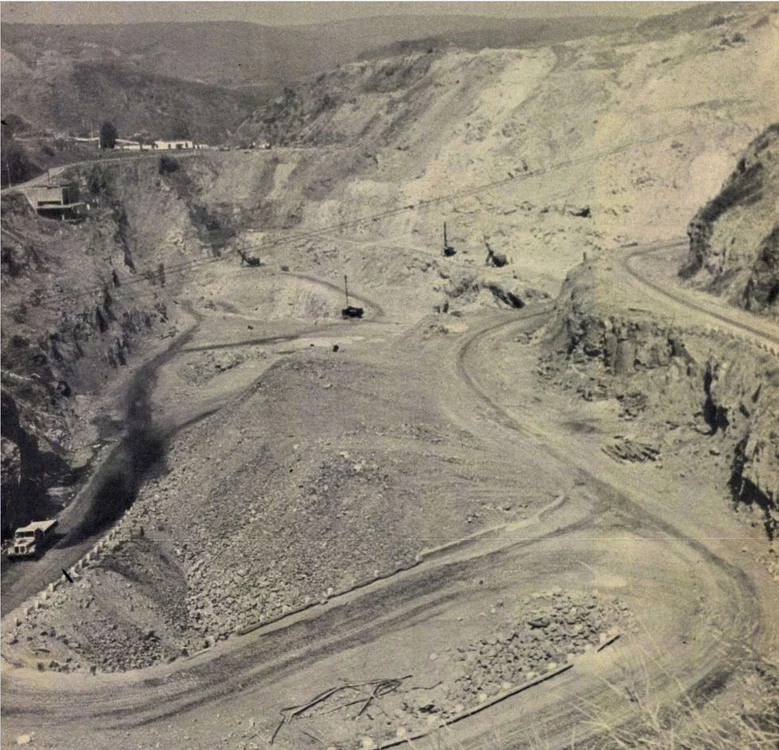 Cariera minieră Teliuc în anii '50. Foto: revista Flacăra.